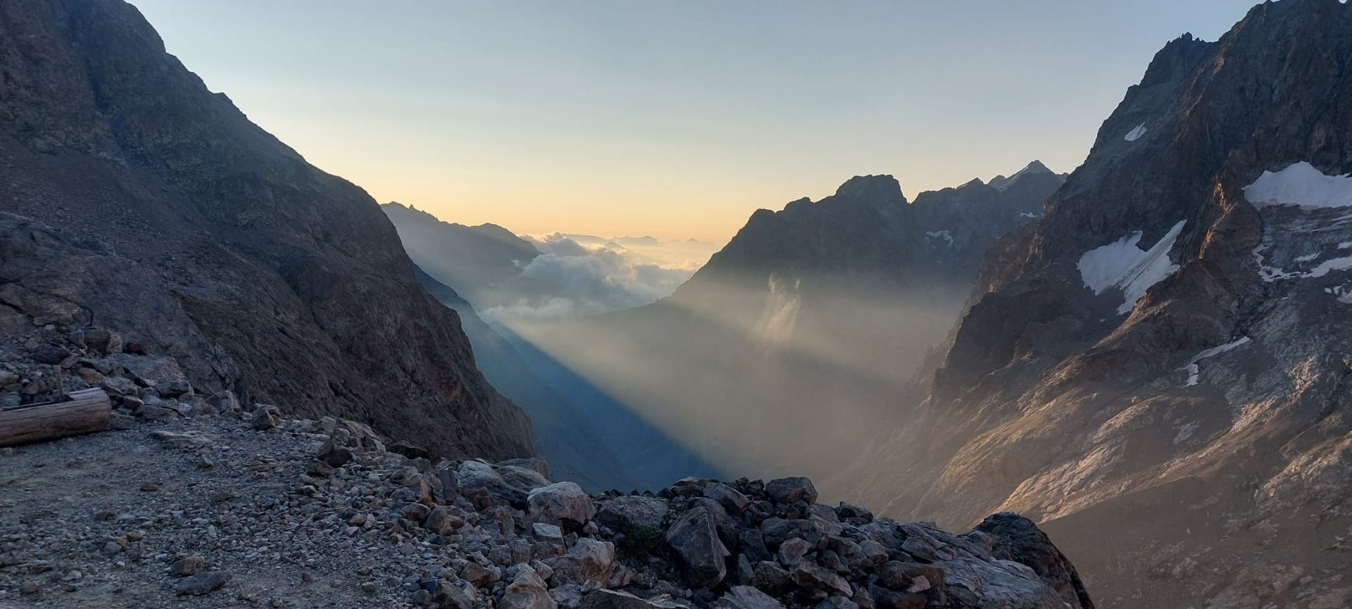 Rayons de soleil passant entre les sommets de montagnes
