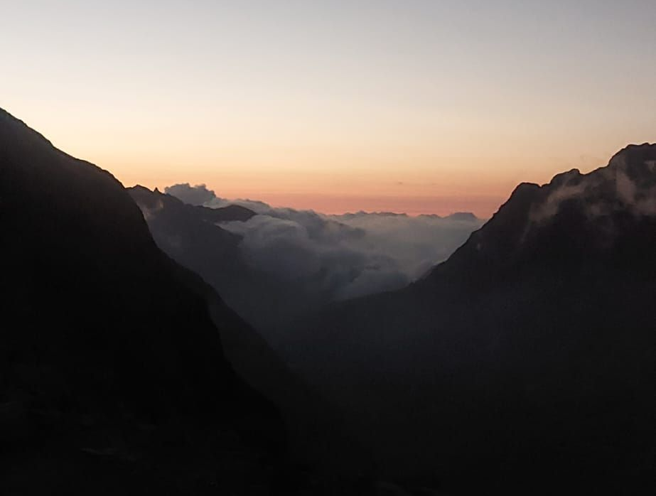 Montage sombre avec quelques nuages durant un coucher de soleil