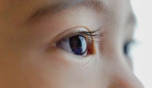 Photo d'un œil d'enfant qui illustre le mouvement oculaire
