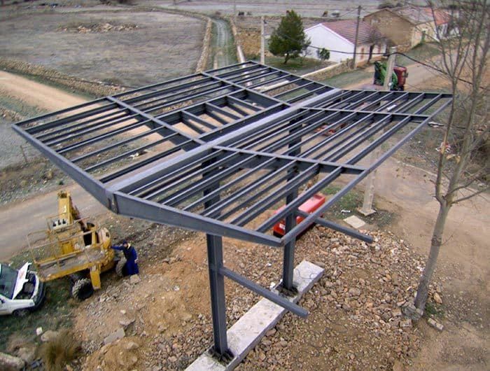 Vista aérea de una estructura metálica en construcción.