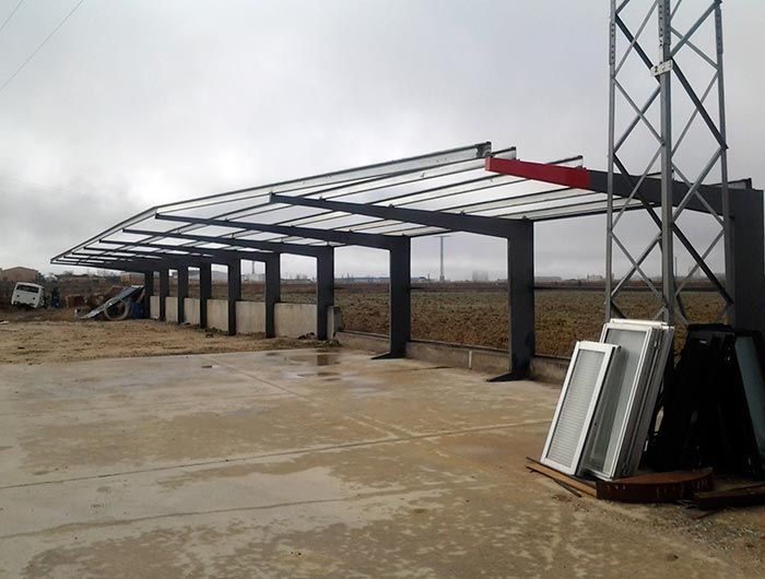 Se está construyendo una hilera de estructuras metálicas en un campo.