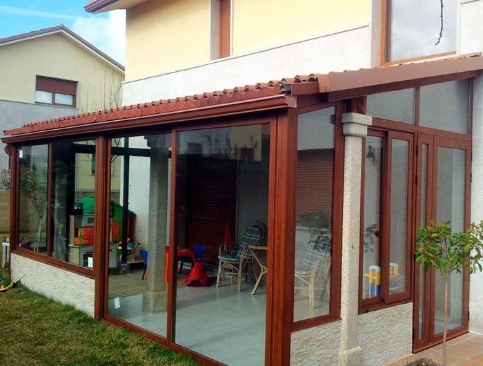 Una casa con muchas ventanas y techo.