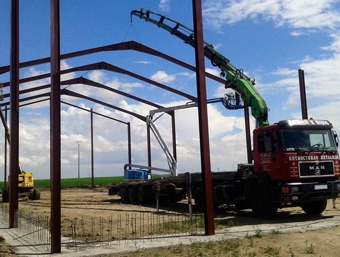Un camión con una grúa verde acoplada.