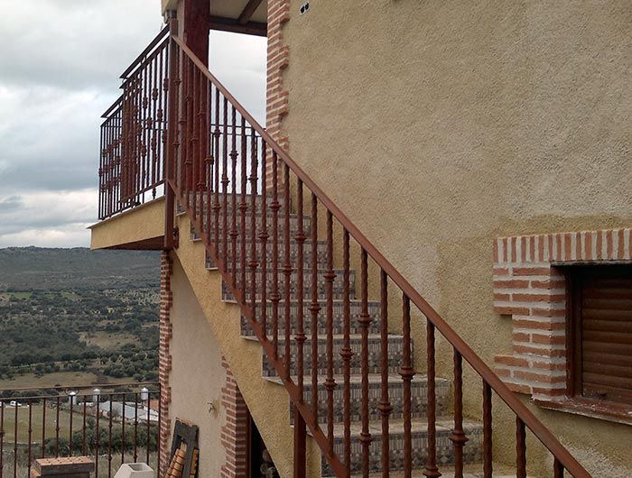 Escaleras que conducen a un balcón en el costado de un edificio.