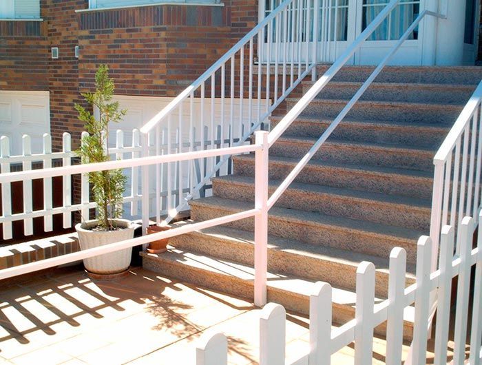 Una valla blanca rodea un conjunto de escaleras.