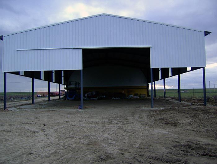 Un gran edificio blanco con una gran puerta corrediza.