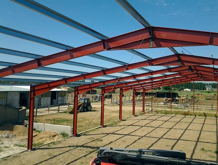 Se está construyendo una gran estructura metálica en una granja.