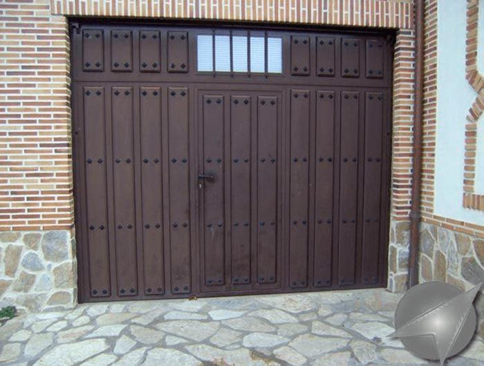 Una puerta de garaje marrón con una pared de ladrillos detrás de ella.