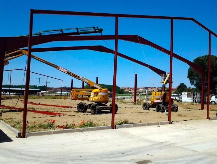 Se está construyendo una gran estructura metálica en un día soleado.