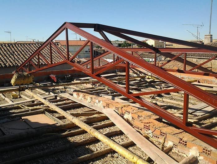 Se está construyendo una estructura metálica sobre el tejado de un edificio.