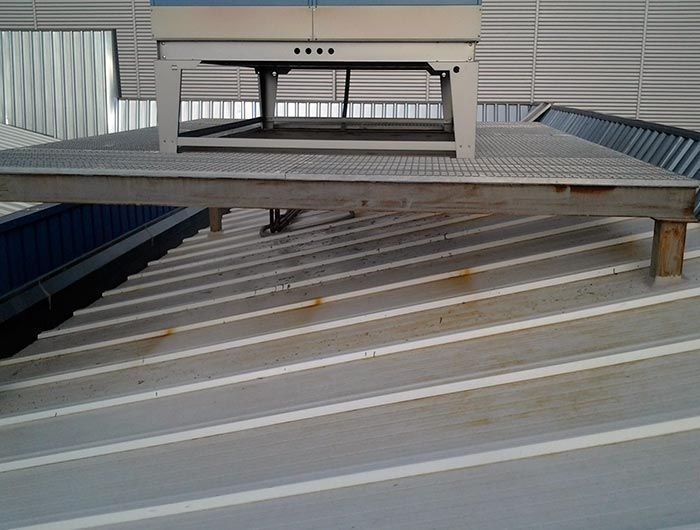 Un techo con un estante de metal encima.