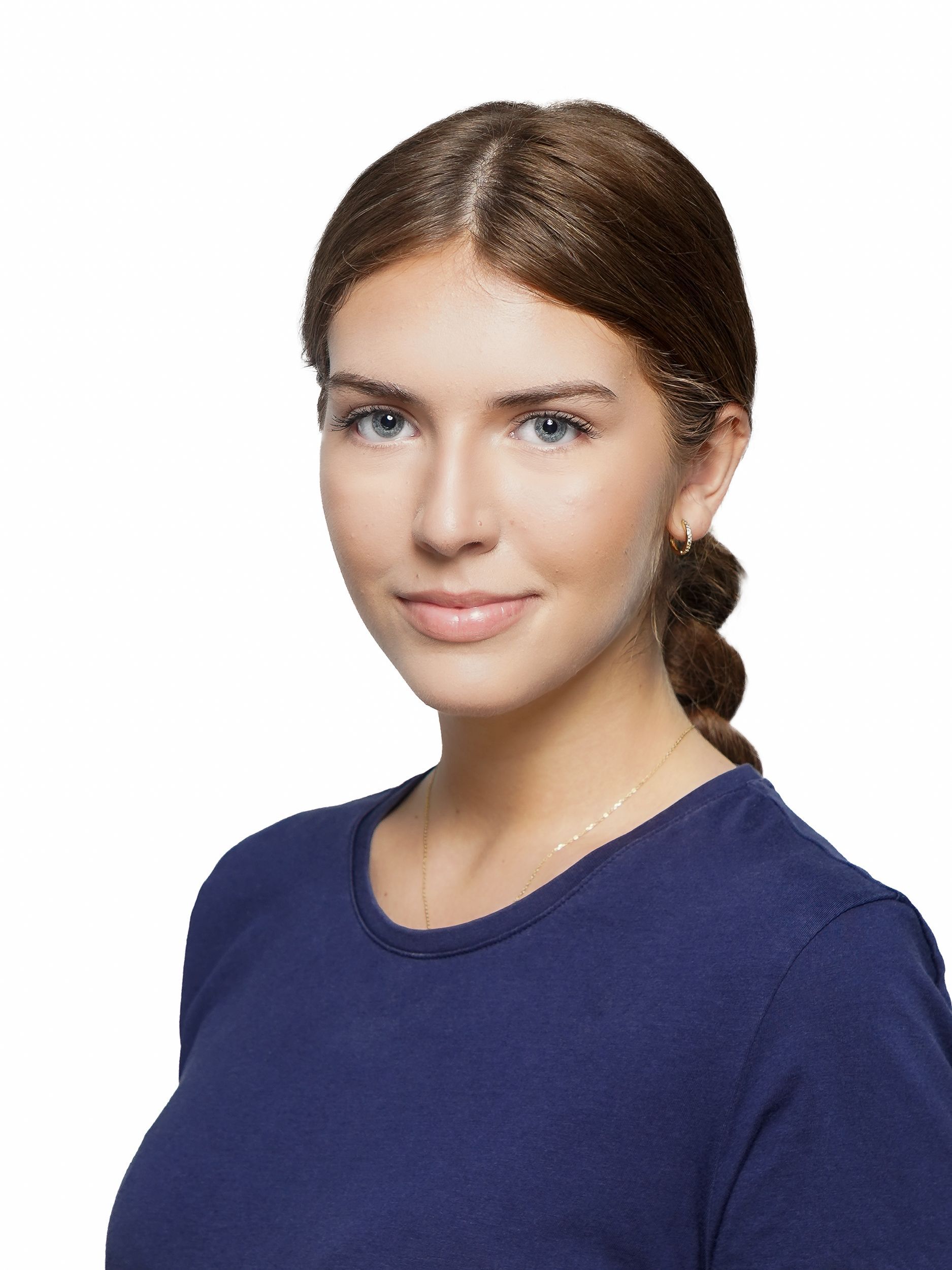 Porträt einer Person mit kurzen braunen Haaren und einem dunkelblauen Oberteil vor weißem Hintergrund (Kopf und Schultern).