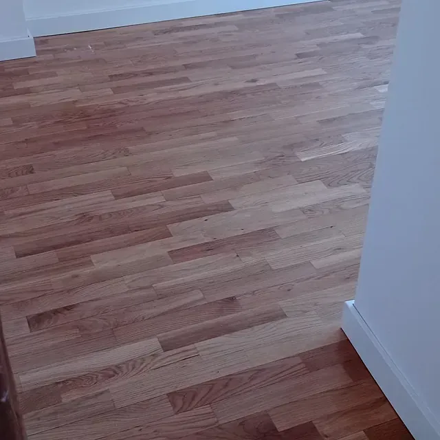 Un primer plano de un piso de madera en una habitación.