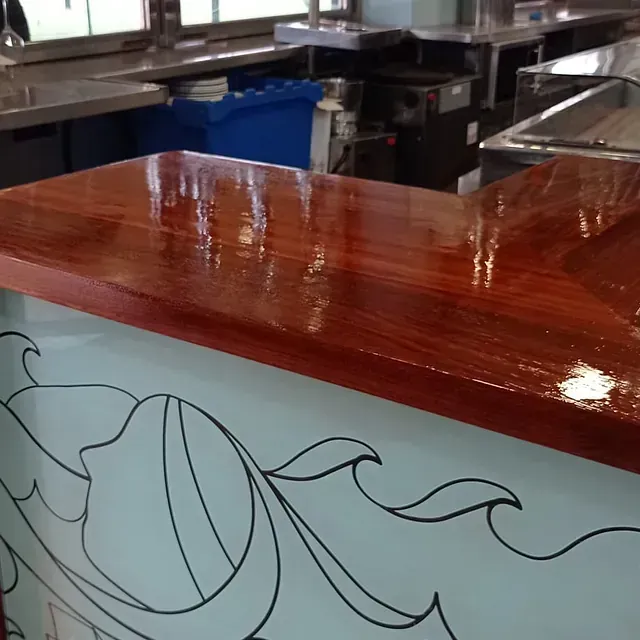 Una encimera de madera con un dibujo de ondas en ella.