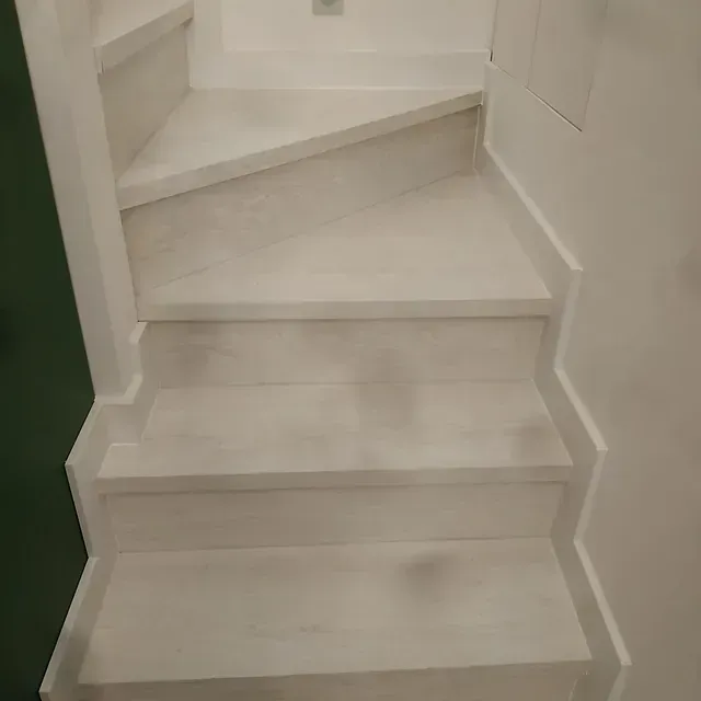 Un primer plano de un conjunto de escaleras blancas en una casa.