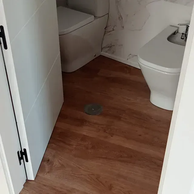 Un baño con inodoro y bidé.