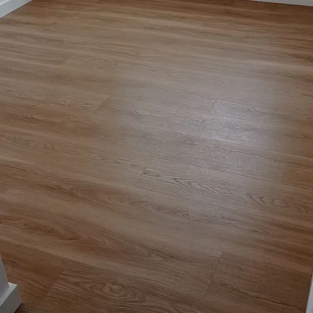 Un primer plano de un piso de madera en una habitación.