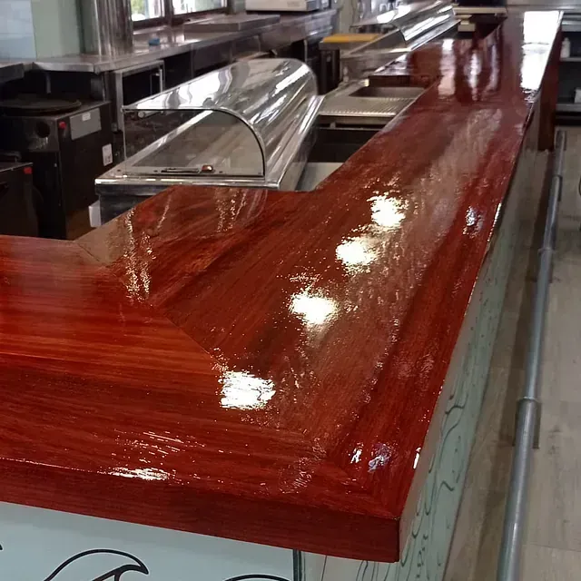 Una encimera de madera con un acabado brillante en una cocina.