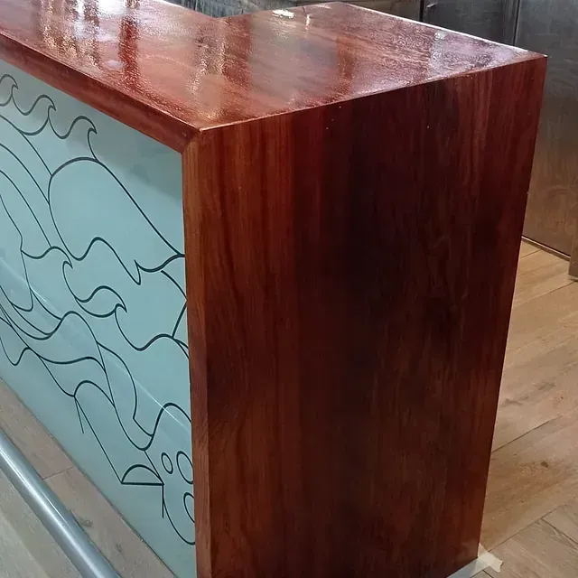 Un mostrador de madera con un dibujo en él