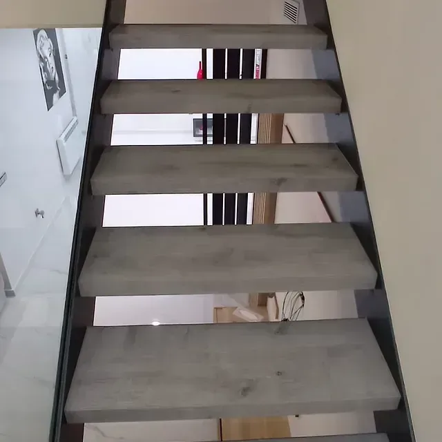 Un conjunto de escaleras que conducen a un segundo piso