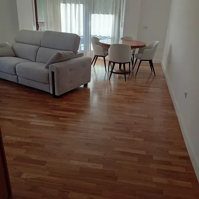 Una sala de estar con sofá, mesa y sillas.