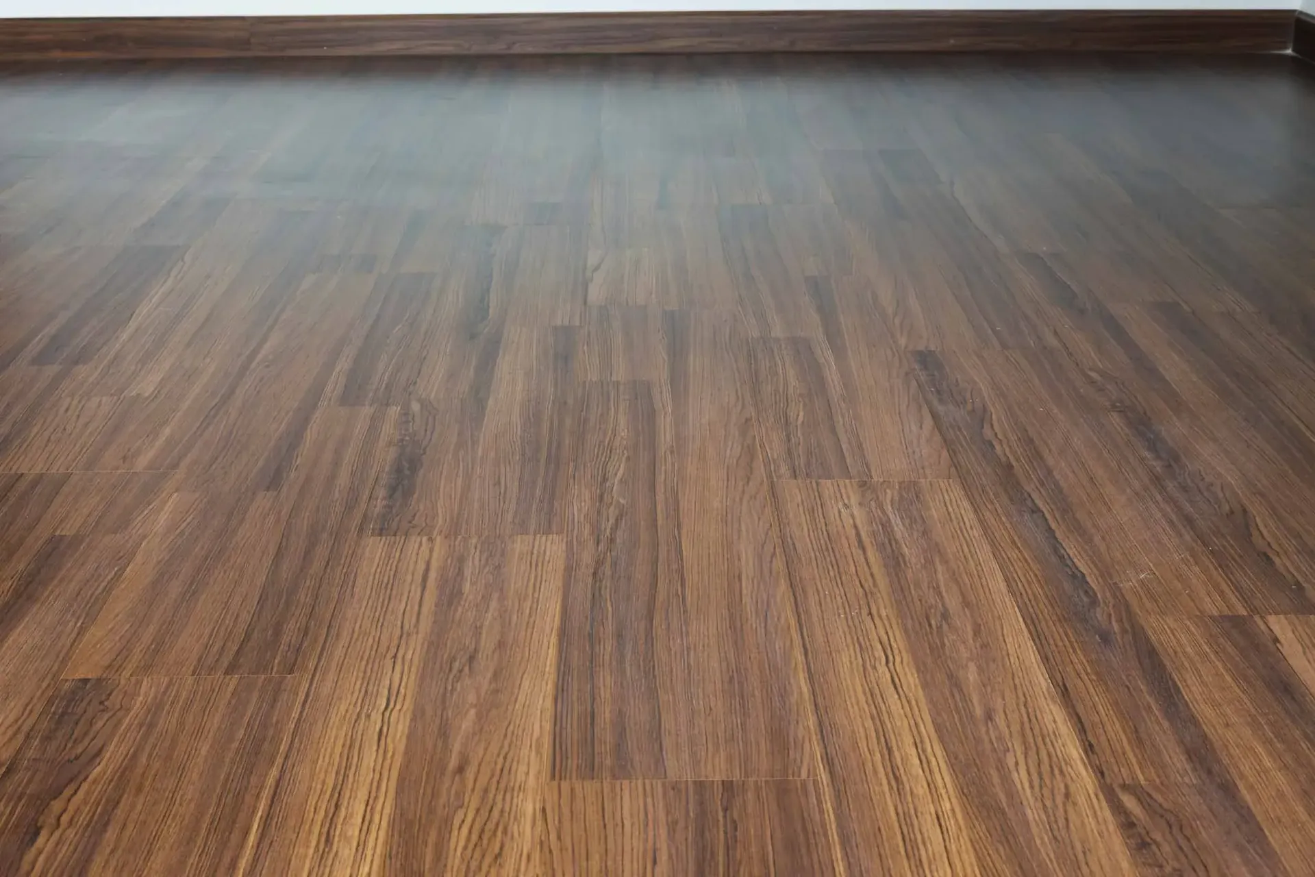 Un primer plano de un piso de madera en una habitación vacía.