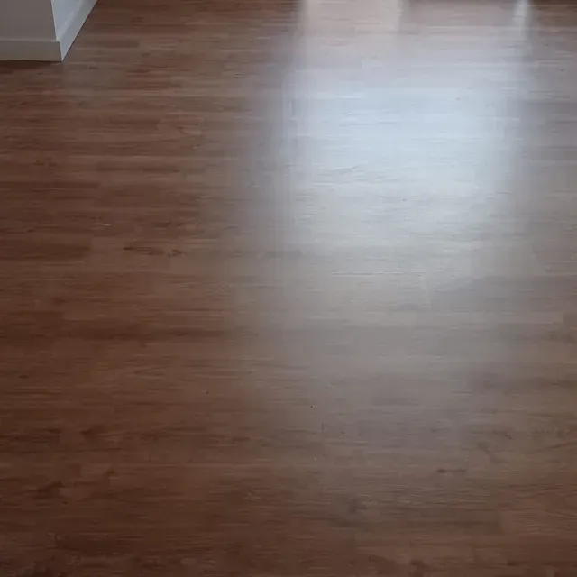 Un primer plano de un piso de madera en una habitación.