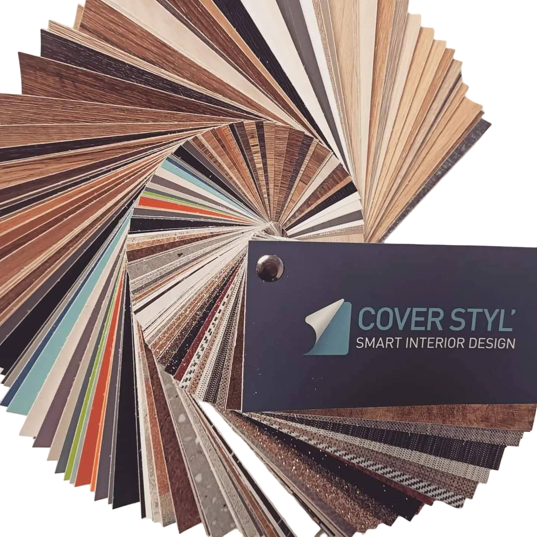 Un éventail de palettes de couleurs présentant divers échantillons de veinage de bois et de couleurs unies pour la décoration intérieure, avec le logo : COVER STYL'.