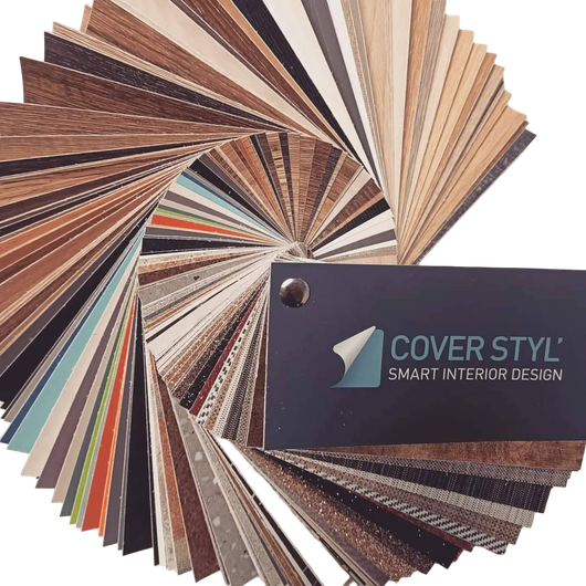 Un éventail de palettes de couleurs présentant divers échantillons de veinage de bois et de couleurs unies pour la décoration intérieure, avec le logo : COVER STYL'.