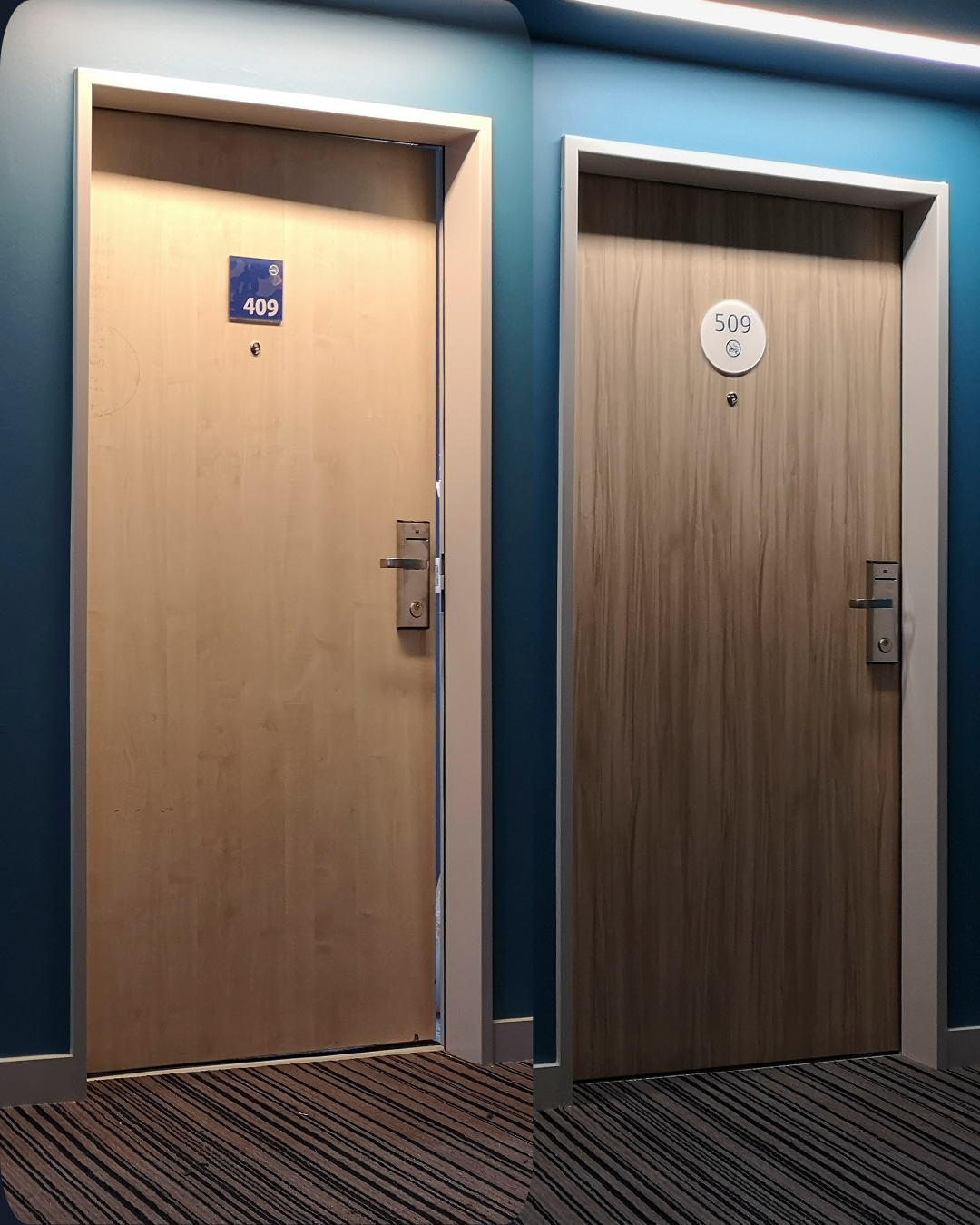 Deux portes avec des symboles dans un couloir.