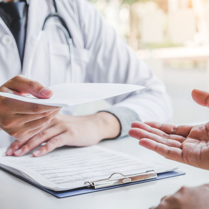 Un médecin donne une prescription médicale