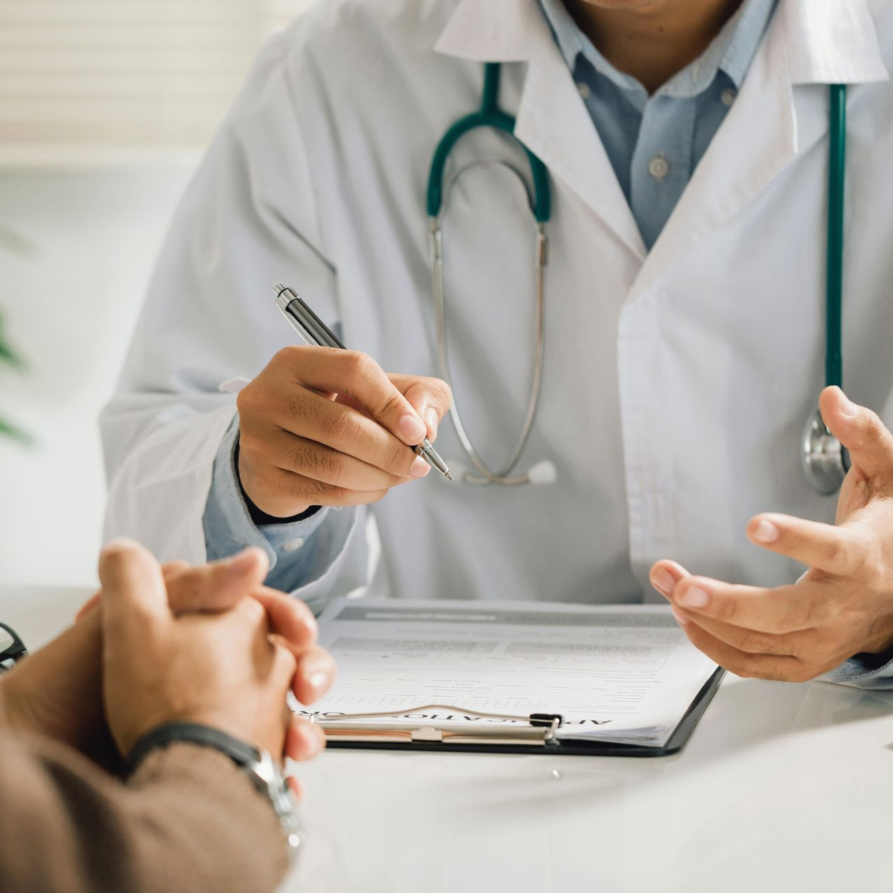 Un médecin discute d'une prescription avec un patient