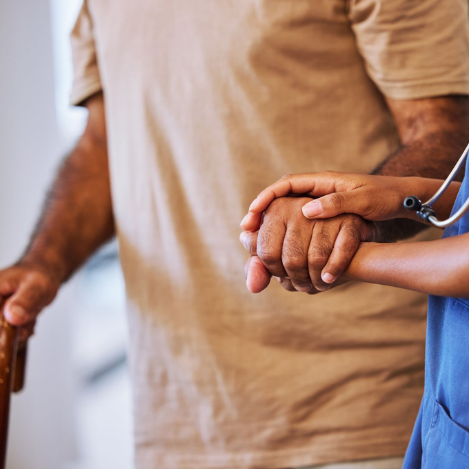 Un ambulancier aide un patient à se déplacer