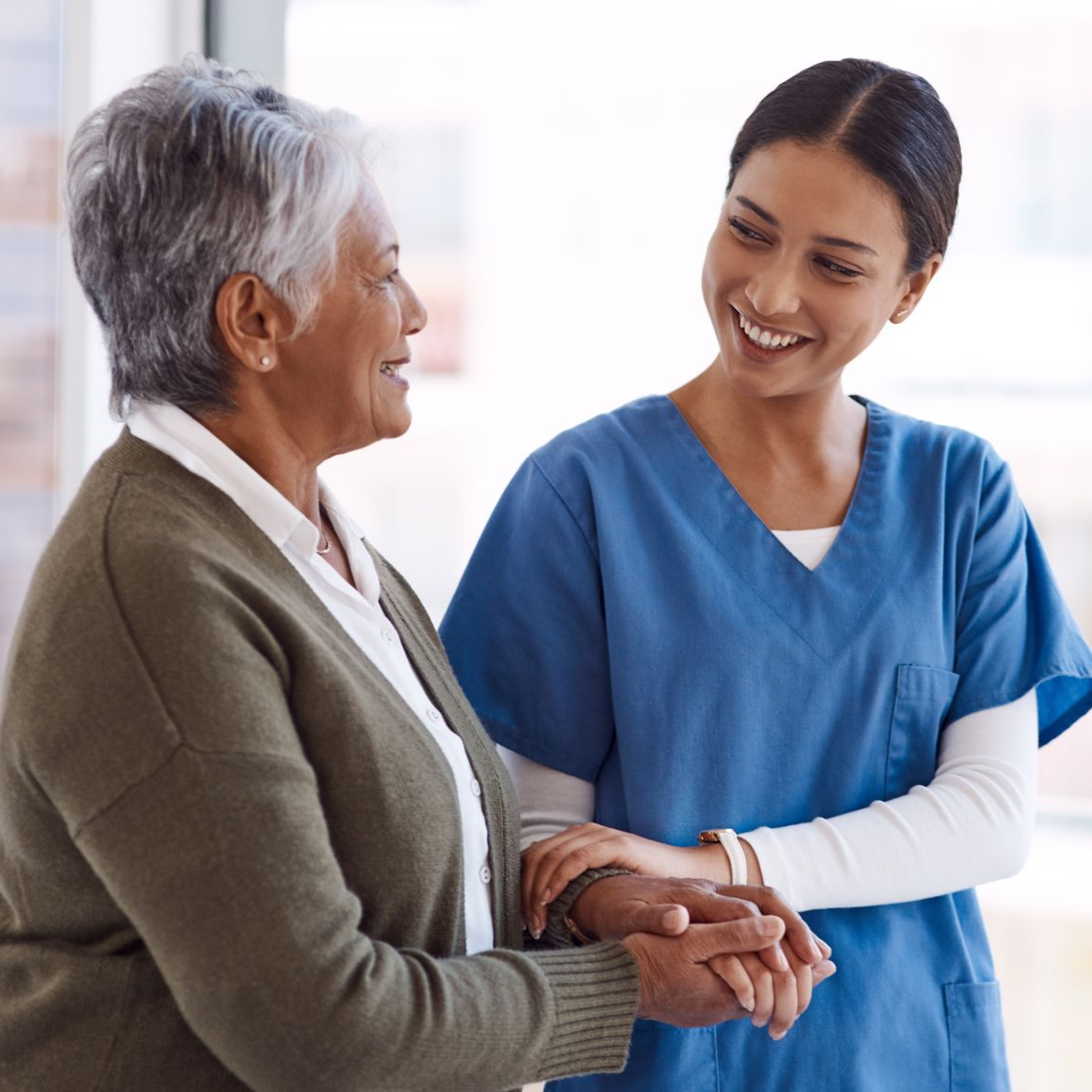 Une infirmière accompagne une patiente en rendez-vous