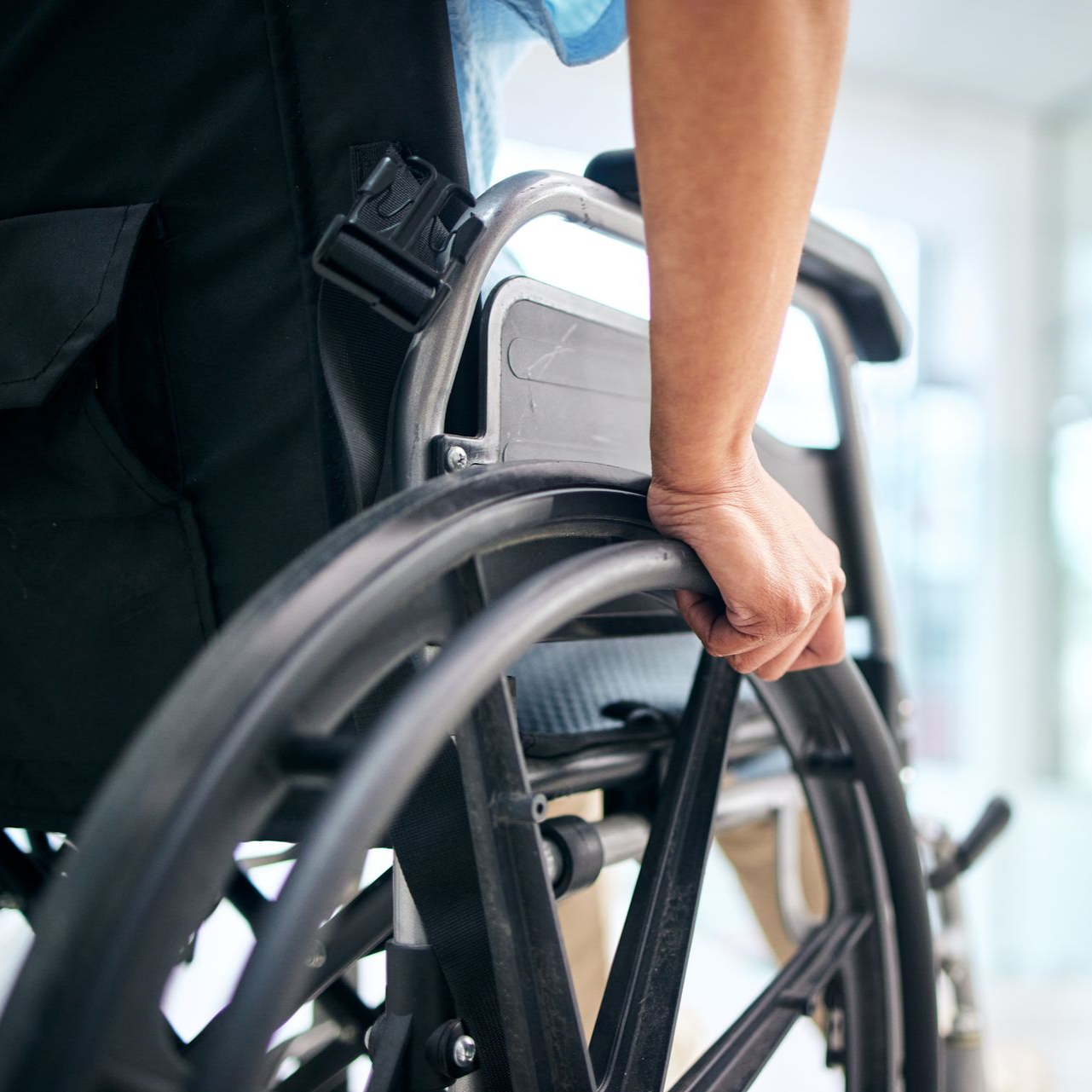 Une personne en fauteuil roulant