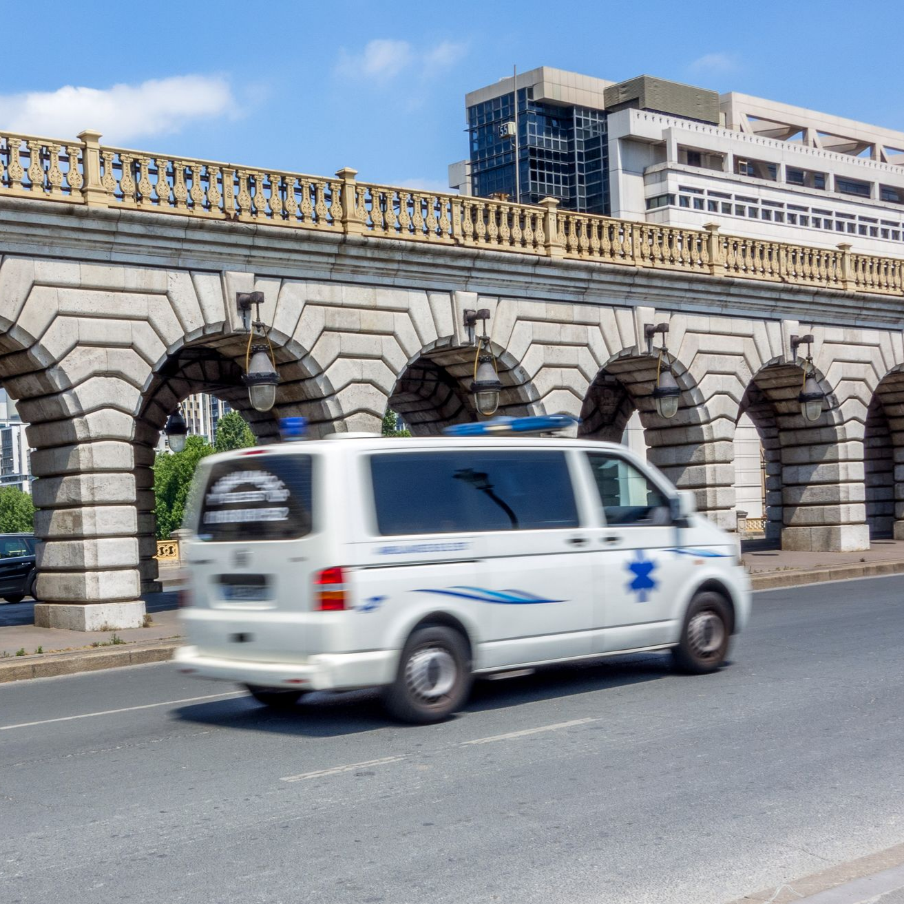 Une ambulance sur la route