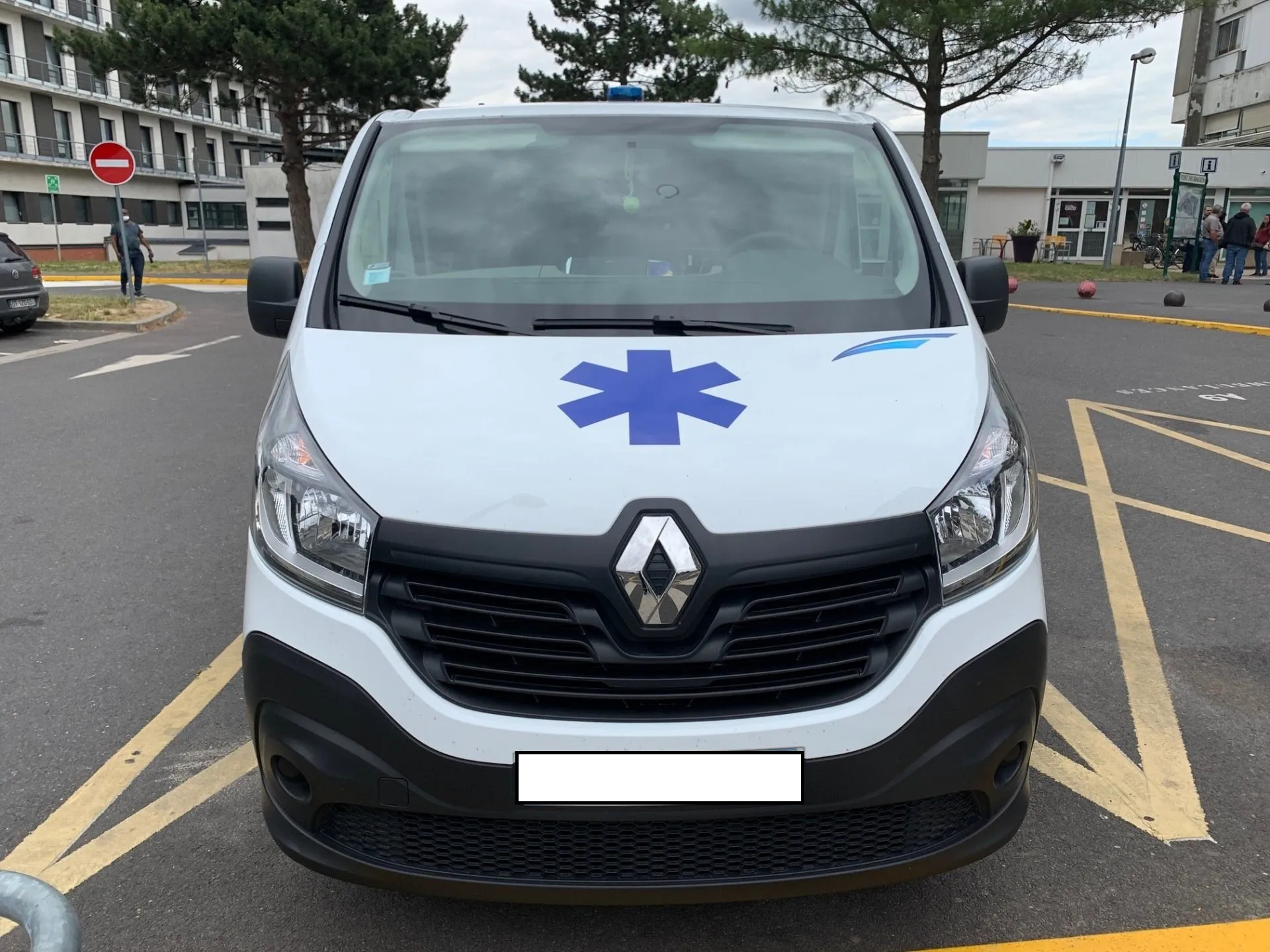 Une ambulance des Ambulances d'Herblay de face