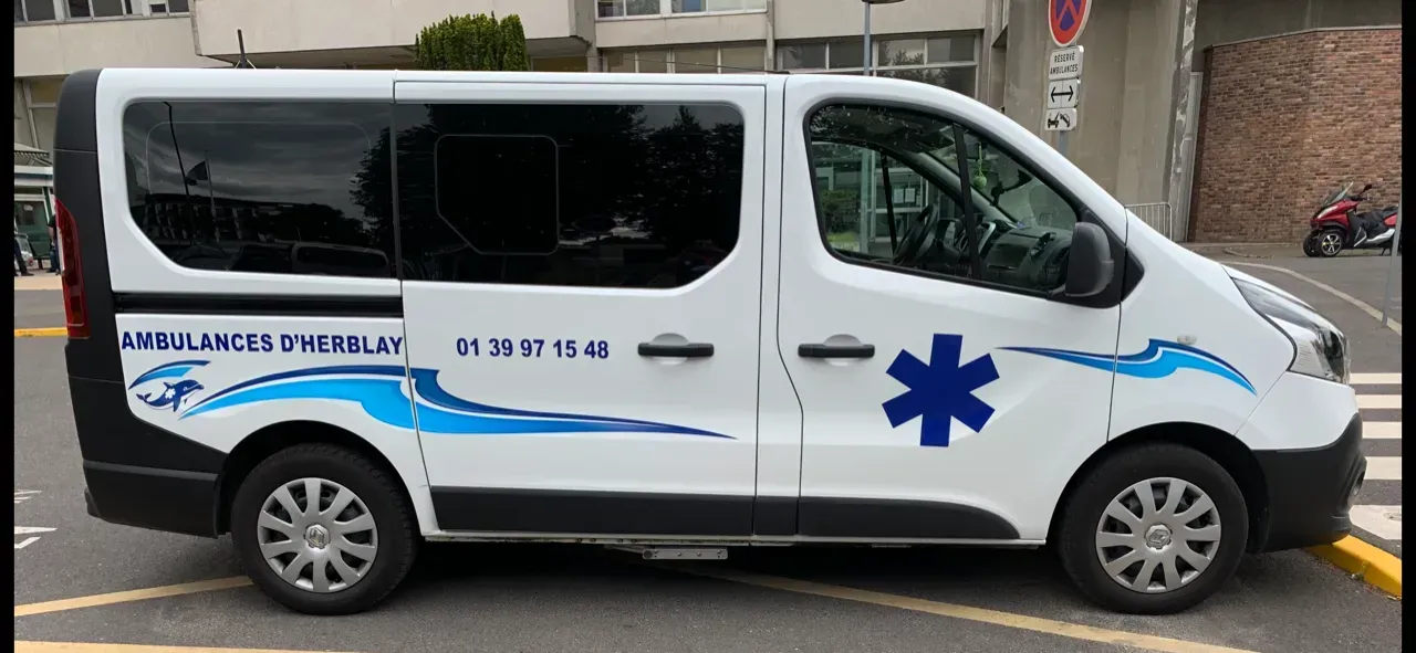 Une ambulance des Ambulances d'Herblay de côté