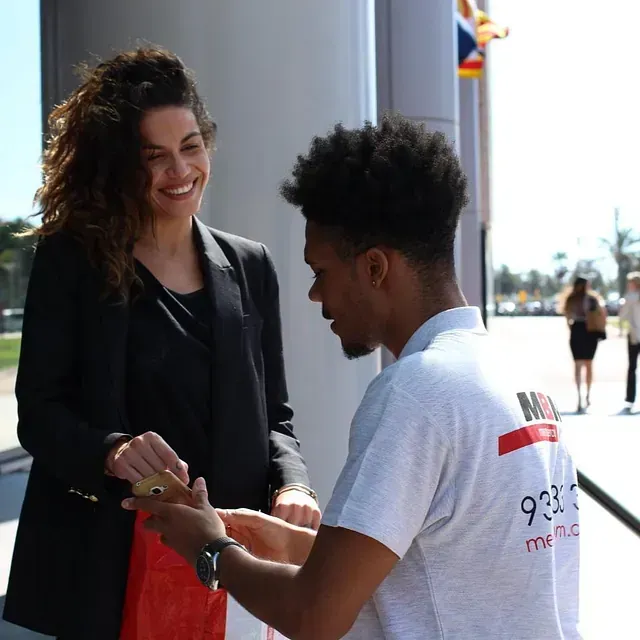 Un hombre que lleva una camiseta que dice 92.1.