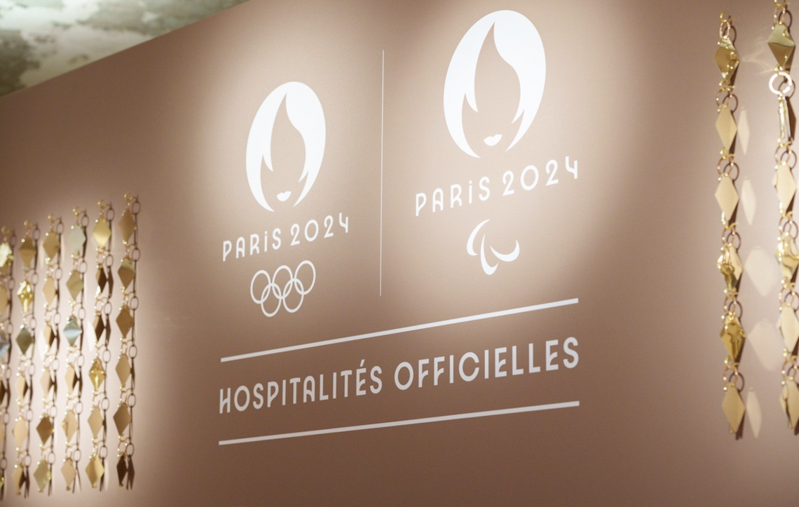 Affiche publicitaire sur les hospitalités officielles des jeux de Paris 2024