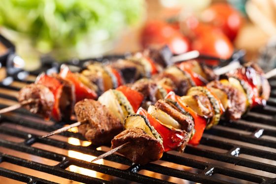 Grillade de brochettes de viande et légumes pour un barbecue