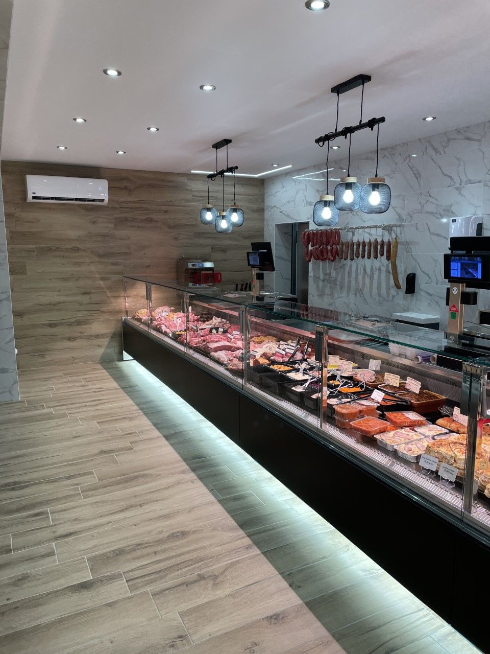 Un présentoir avec toutes sortes de viandes 