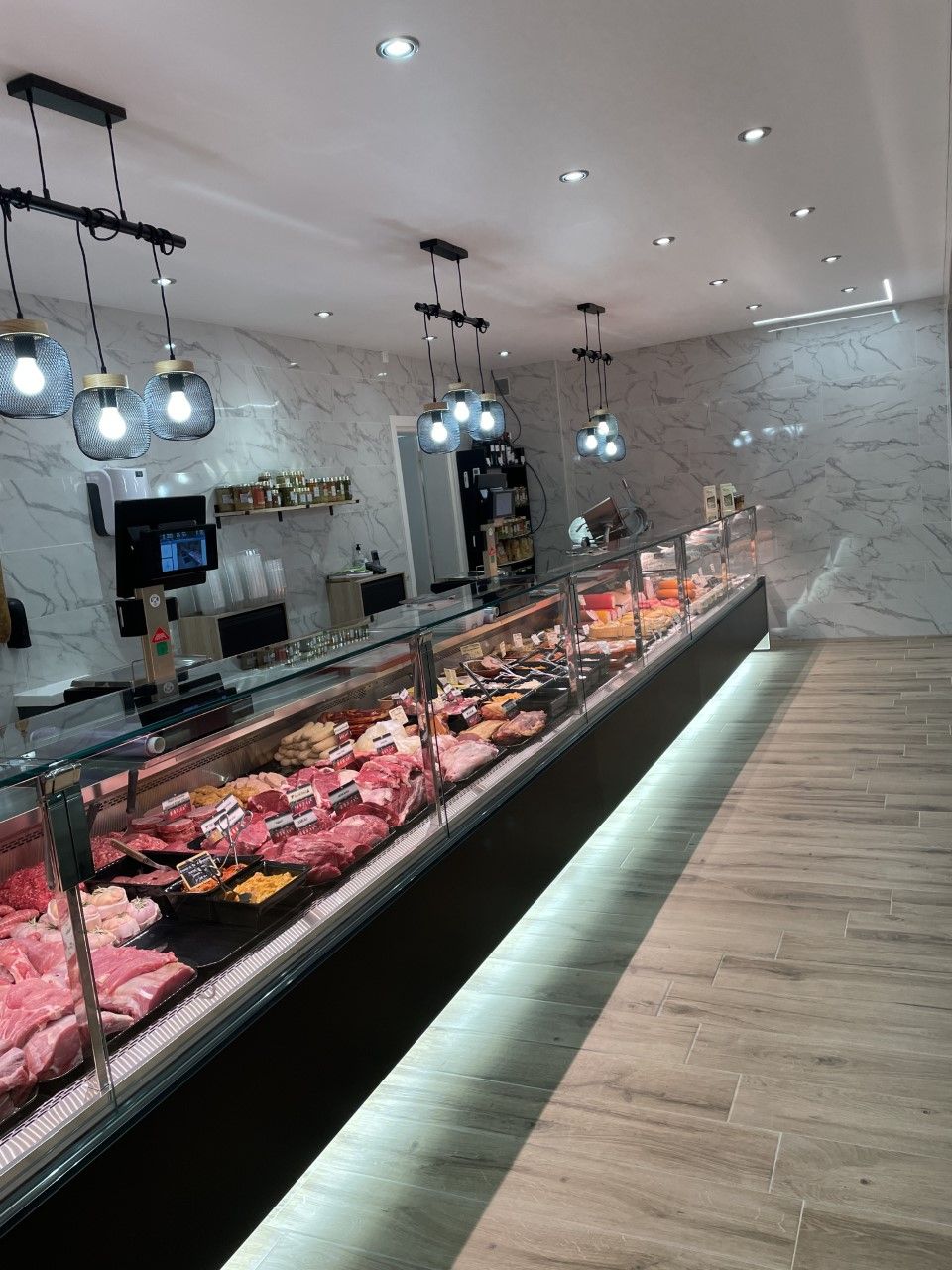 Un présentoir avec de la boucherie et de la charcuterie 