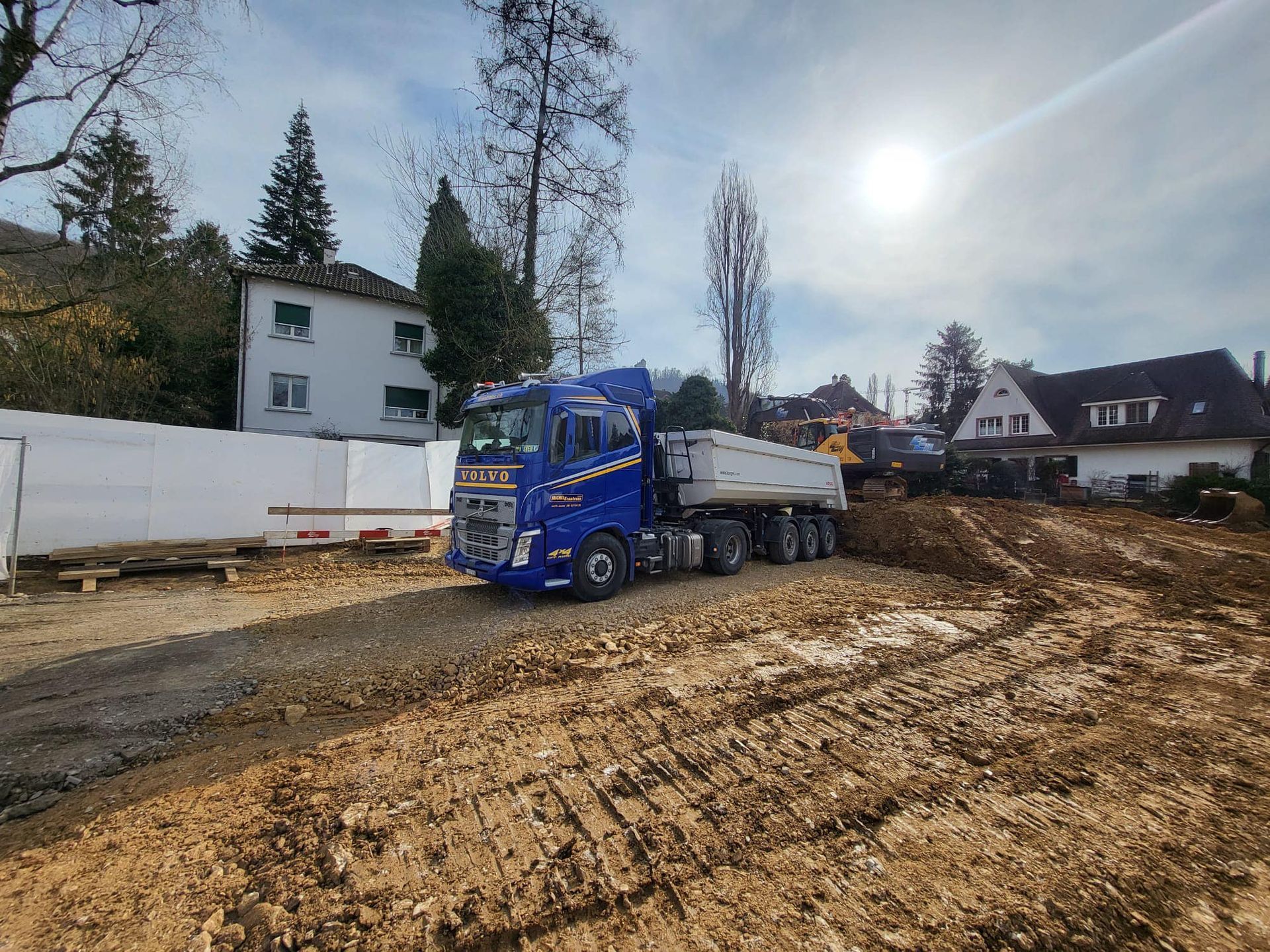 ein blauer Volvo-Lkw fährt auf einer Baustelle