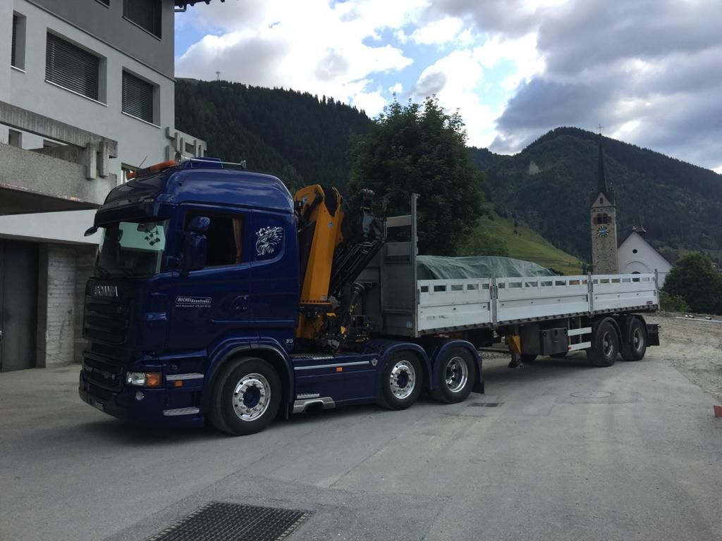 ein blauer Scania-Lkw fährt auf einer Straße