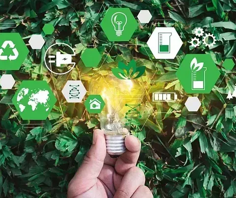 Persona señalando el plano de una casa con un panel solar y una tabla de colores sobre la mesa.