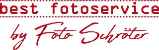Rotes Logo mit der Aufschrift „best fotoservice“ über dem kursiven Text „by Foto Schröter“ auf weißem Hintergrund.