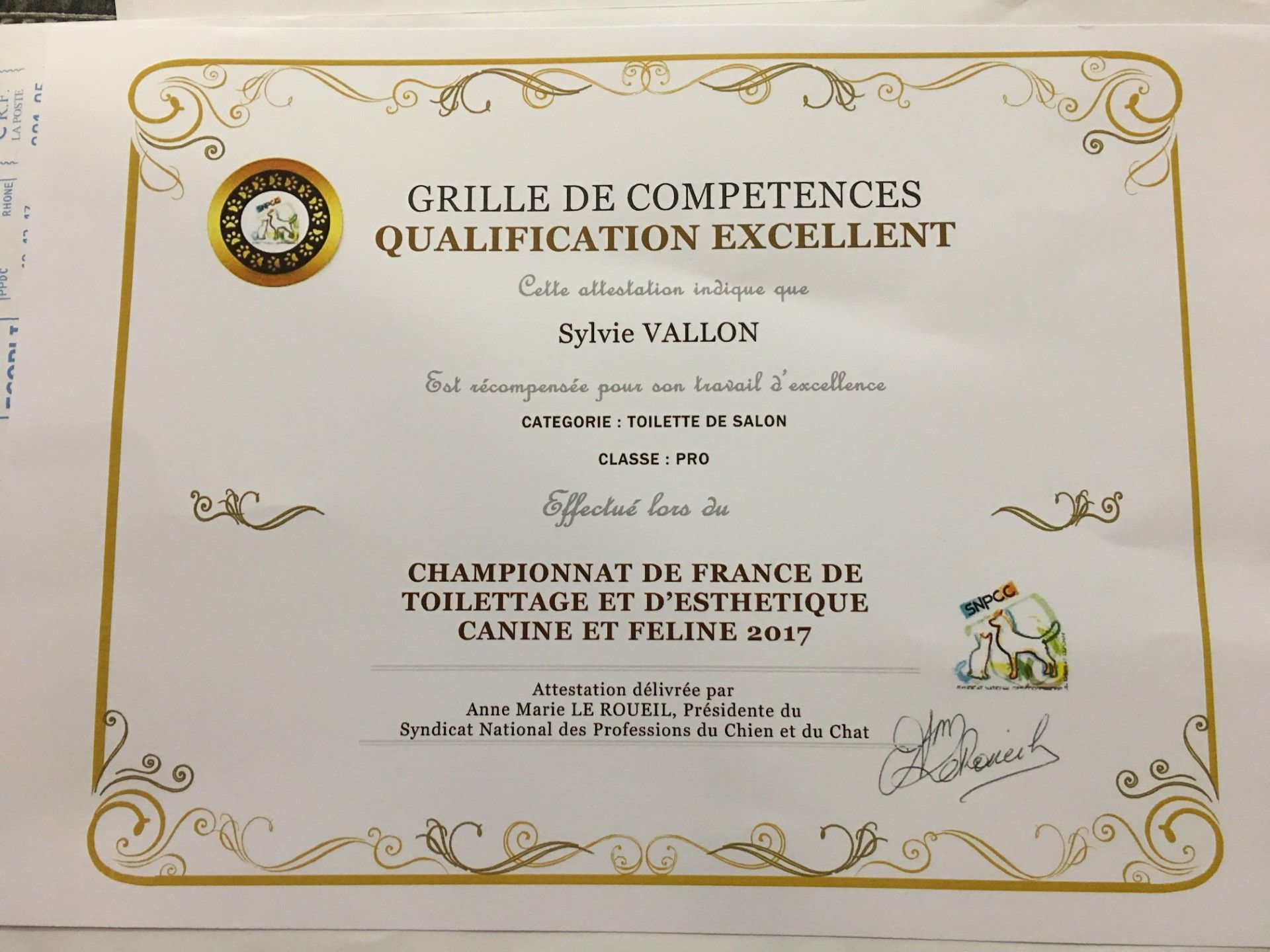 Certificat à Sylvie VALLON au Championnat de France de toilettage et d'esthétique canine et féline, 2017.