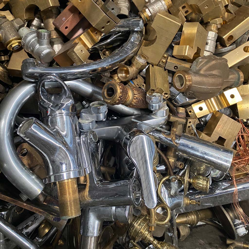 Tas de chutes de robinetterie en laiton