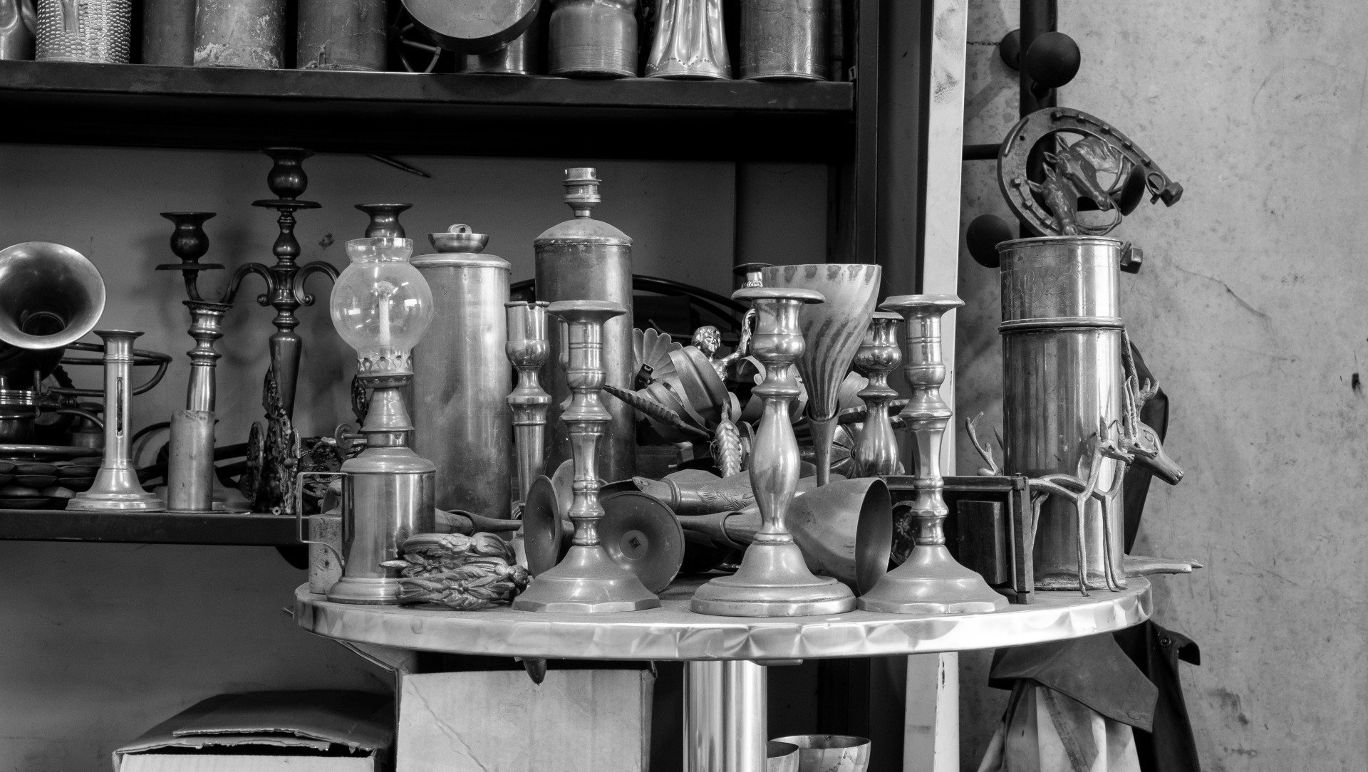 Ensemble de vieux récipients en étain et en cuivre